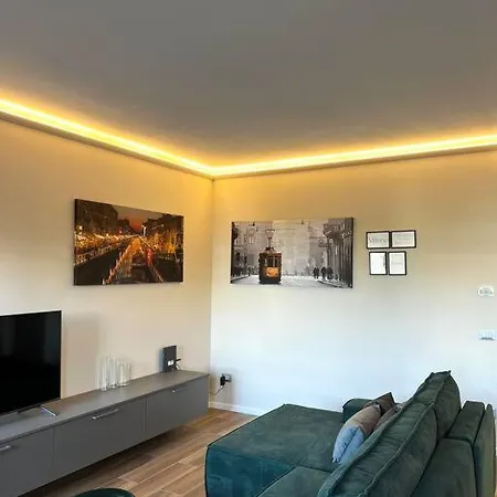 Stadio Fiera Ampio E Luminoso Con Balcone Milán
